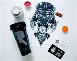 Термокружка пластик Принцесса Лея, вид сверху в сравнении с другими предметами